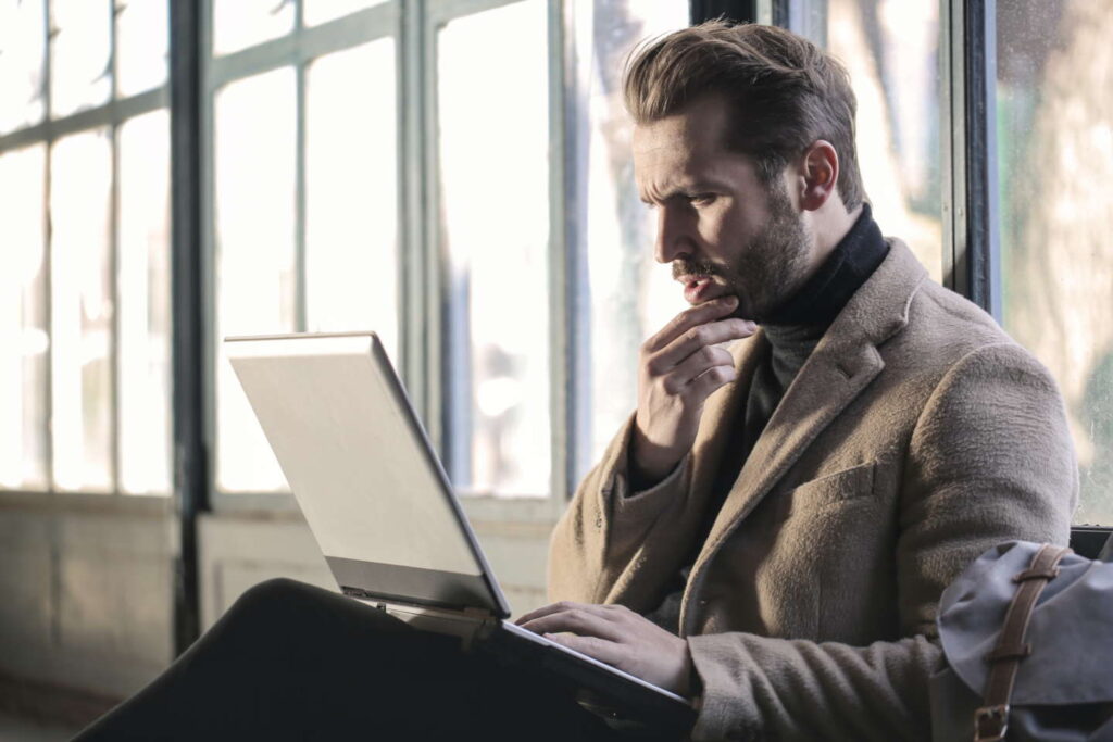 empresario-contabilidad-negocio Empresario realizando contabilidad de su negocio